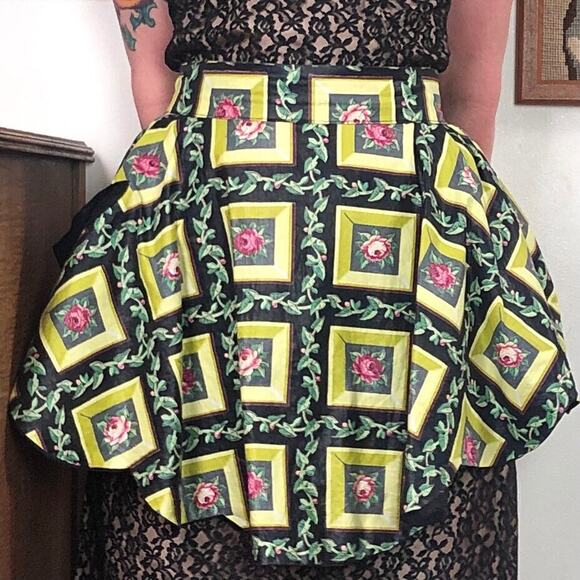 Vintage Rose Print Apron, 1950s Reversible Cotton and Chiffon Mid Century Apron - Picture 2 of 10